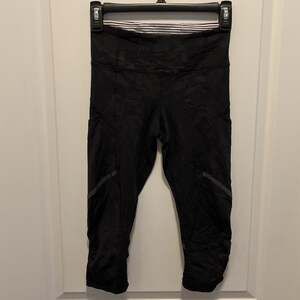 Lululemon Hop To It Crop 17" Black Mesh Panel Reflective Leggings